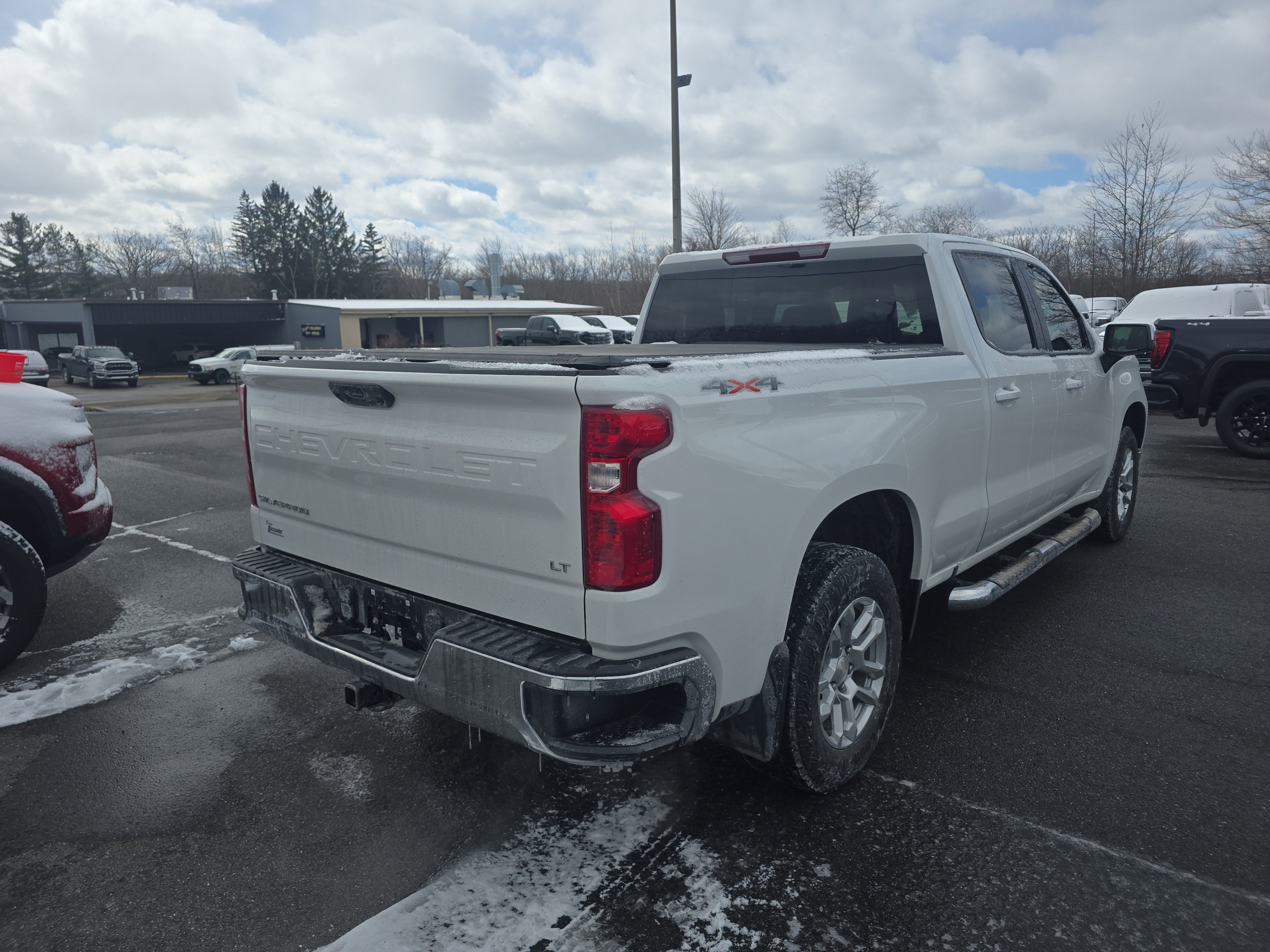 Used 2022 Chevrolet Silverado 1500 LT image 3