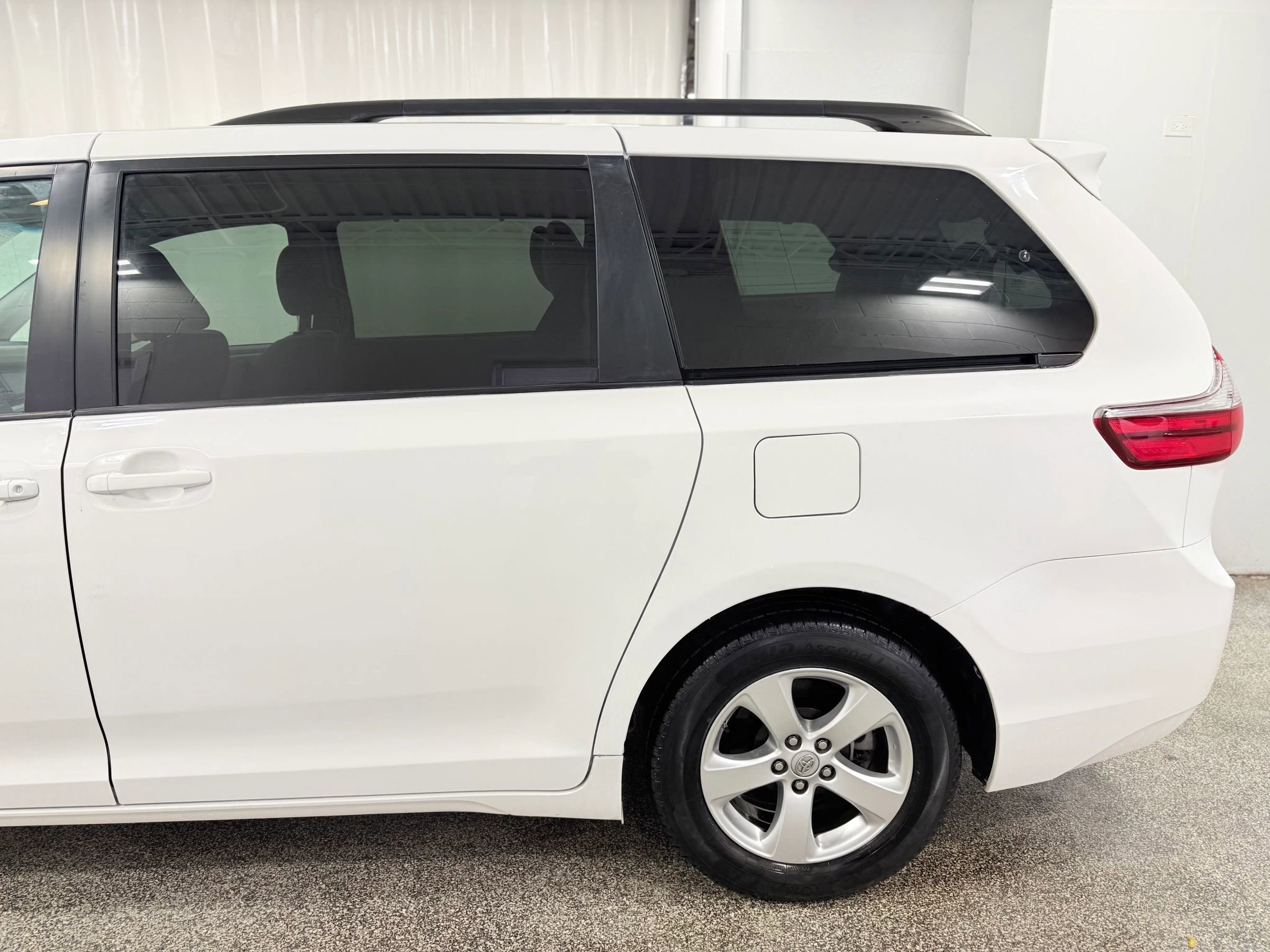 Used 2017 Toyota Sienna LE image 5