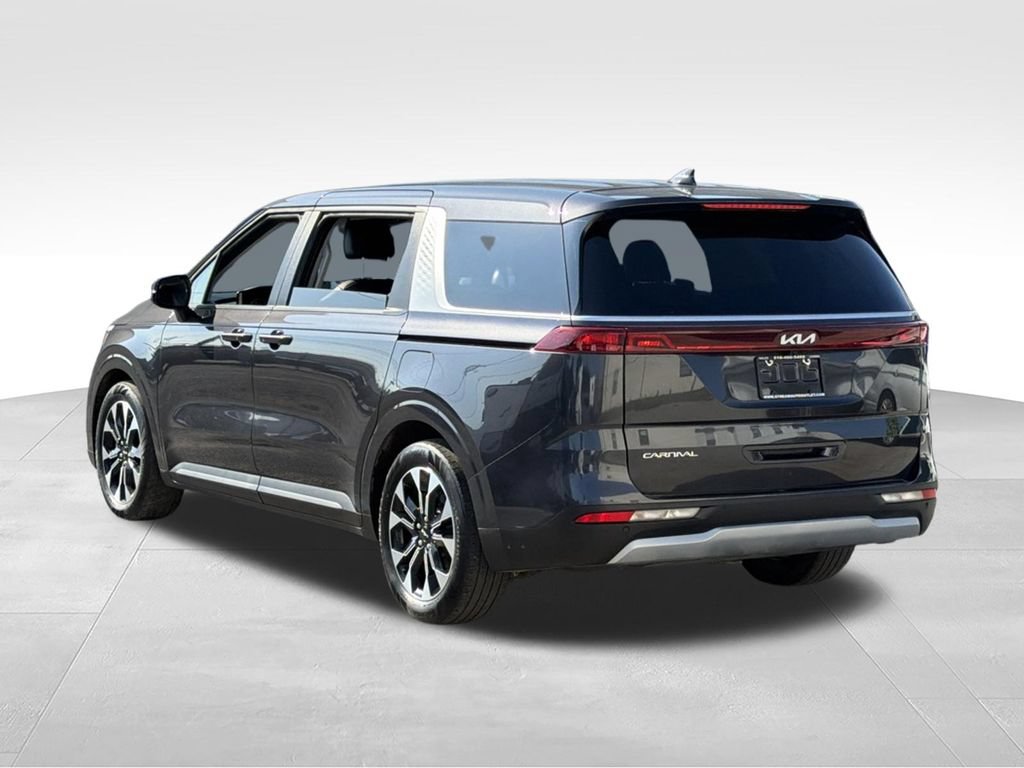 Used 2024 Kia Carnival EX FWD image 5