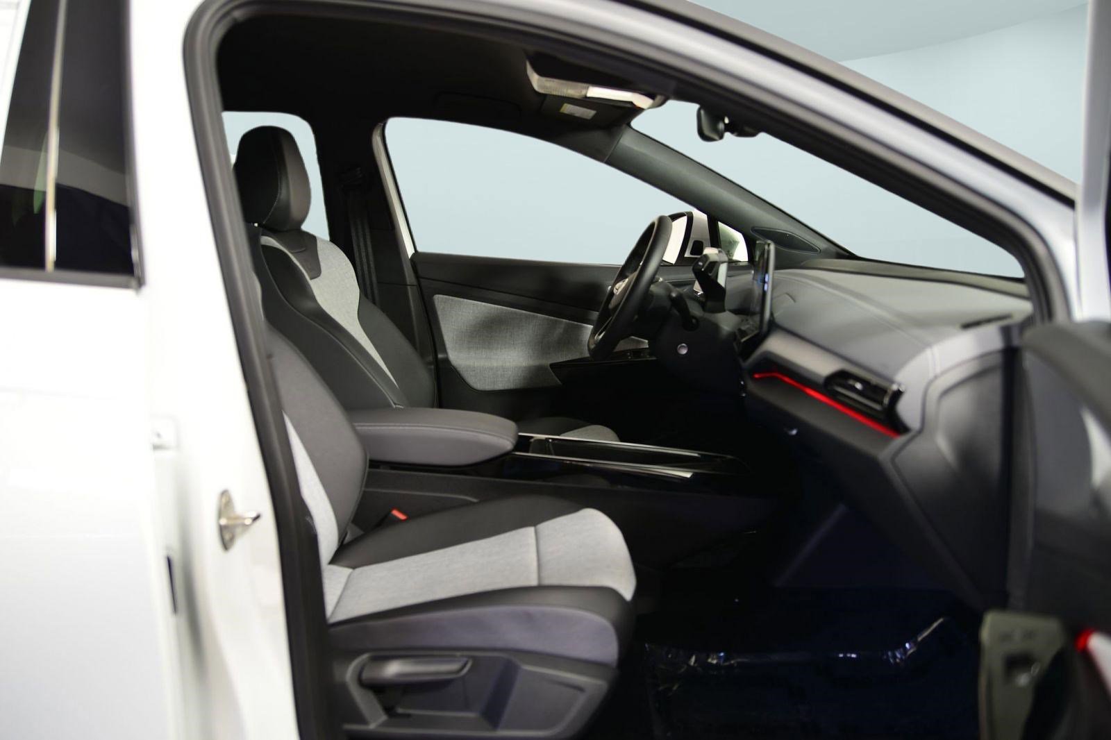 Used 2025 Volkswagen ID.4 Limited image 16