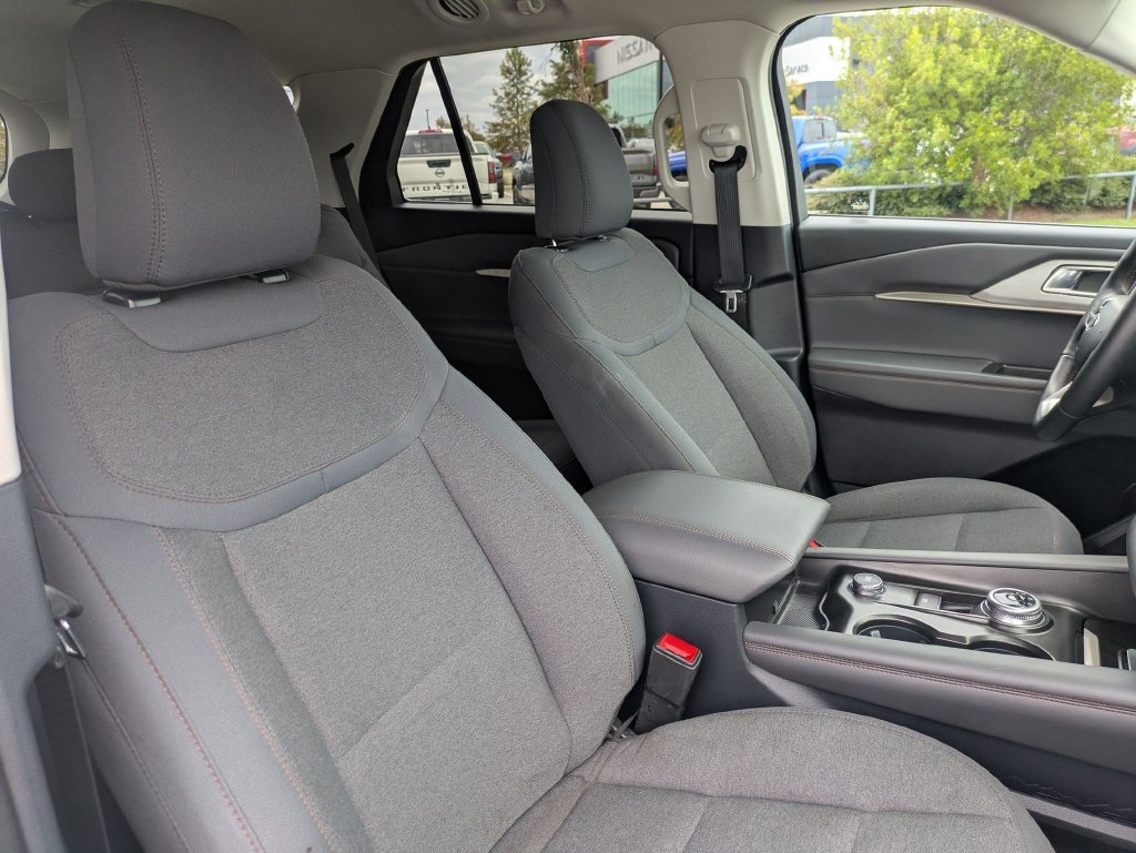 Used 2025 Ford Explorer Active AWD/4WD image 39