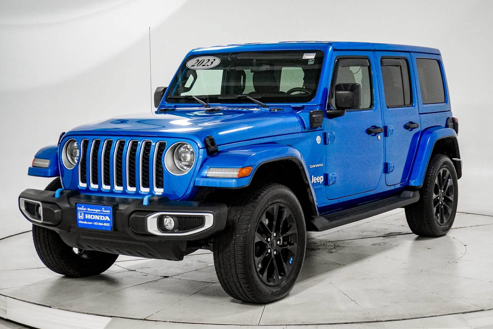 Used 2023 Jeep Wrangler Unlimited Sahara w/ Cold Weather Group AWD/4WD image 2