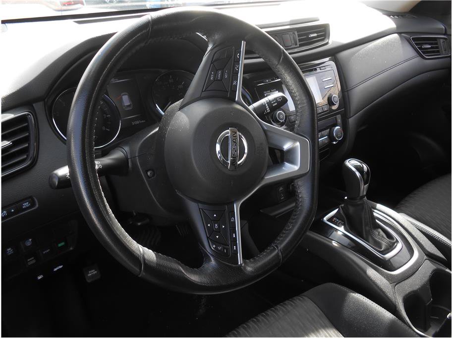 Used 2017 Nissan Rogue SV AWD/4WD image 9