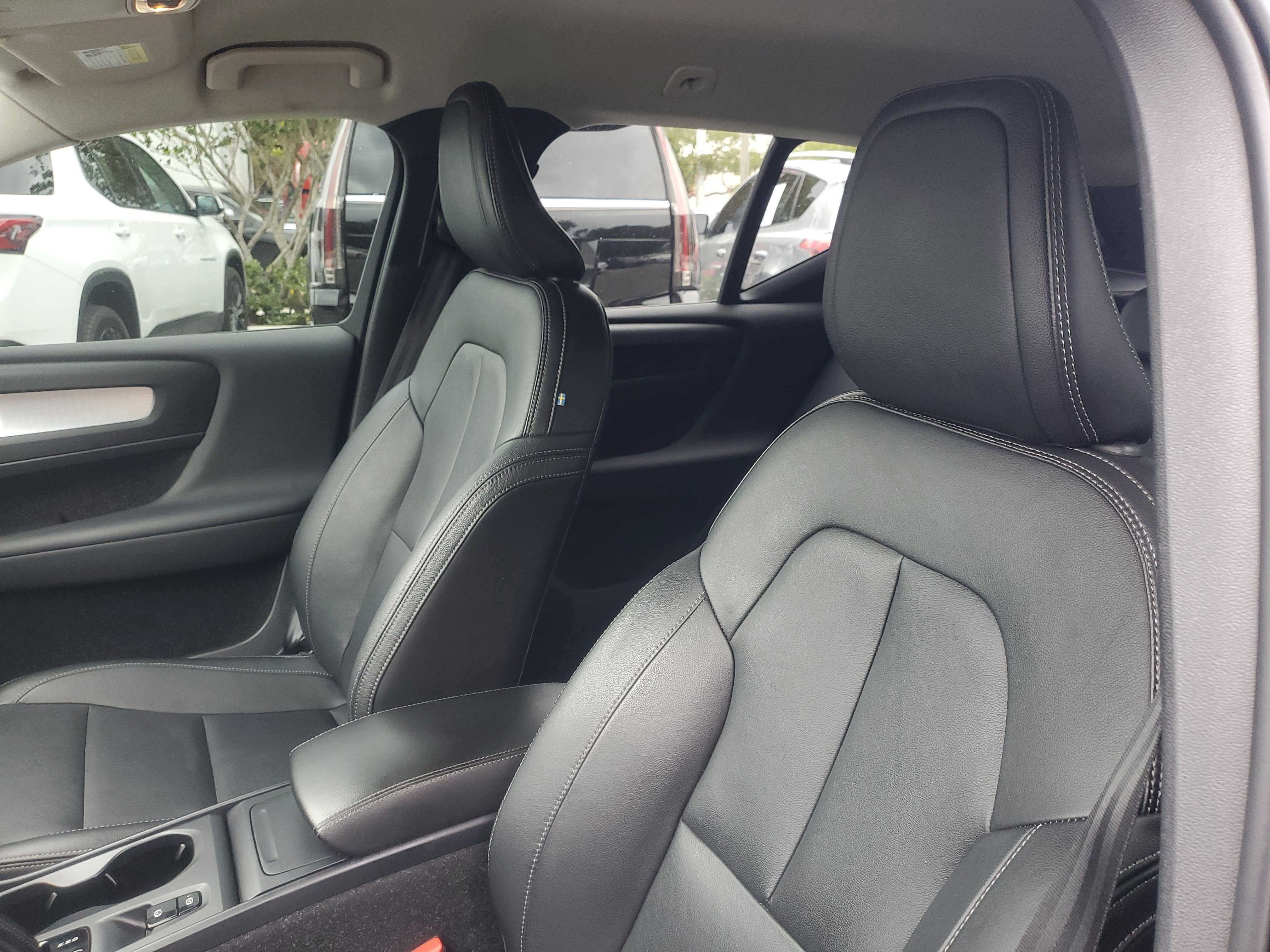 Used 2021 Volvo XC40 T4 Momentum w/ Protection Package Premier image 17