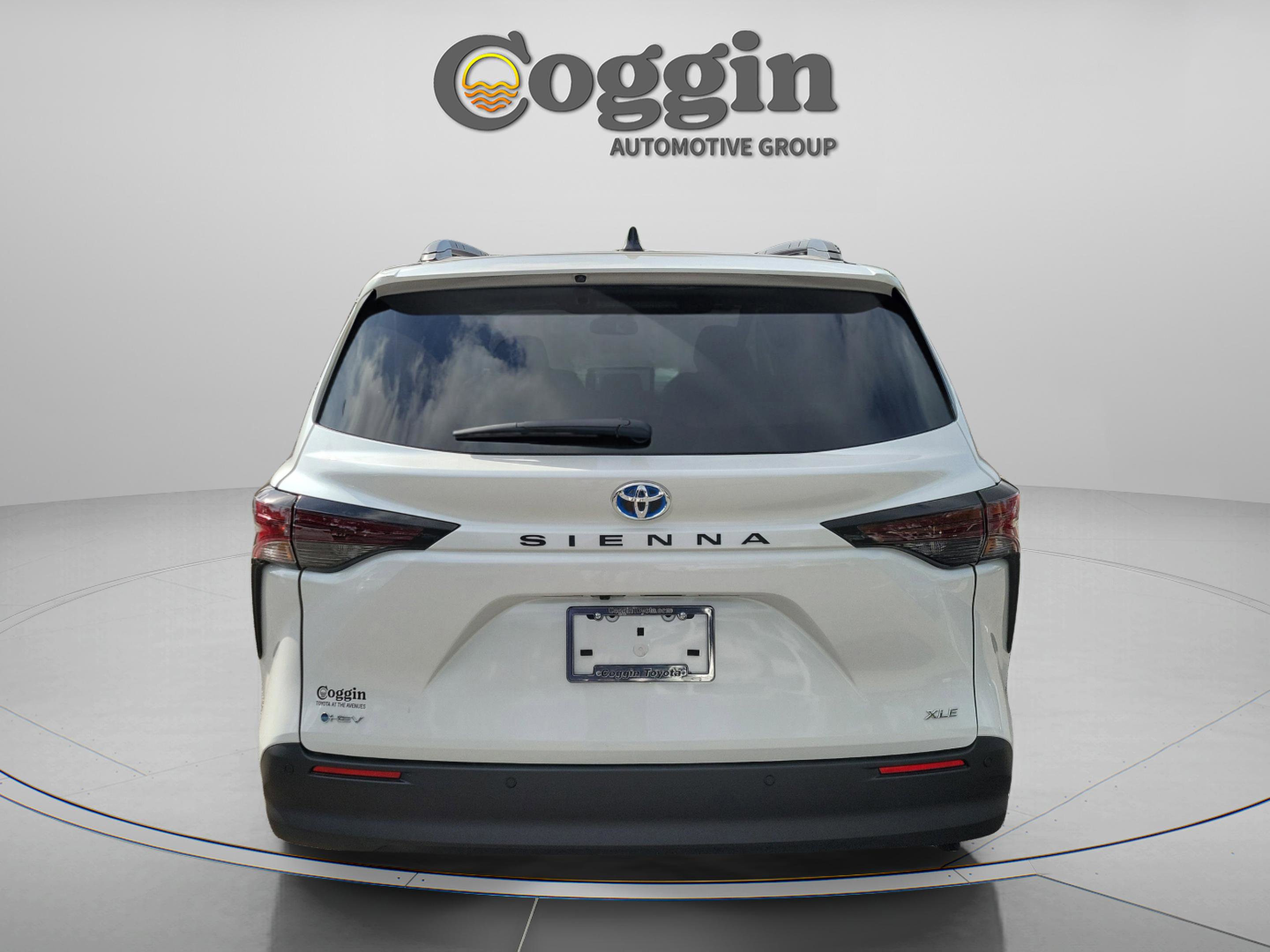 Certified 2025 Toyota Sienna XLE FWD image 3