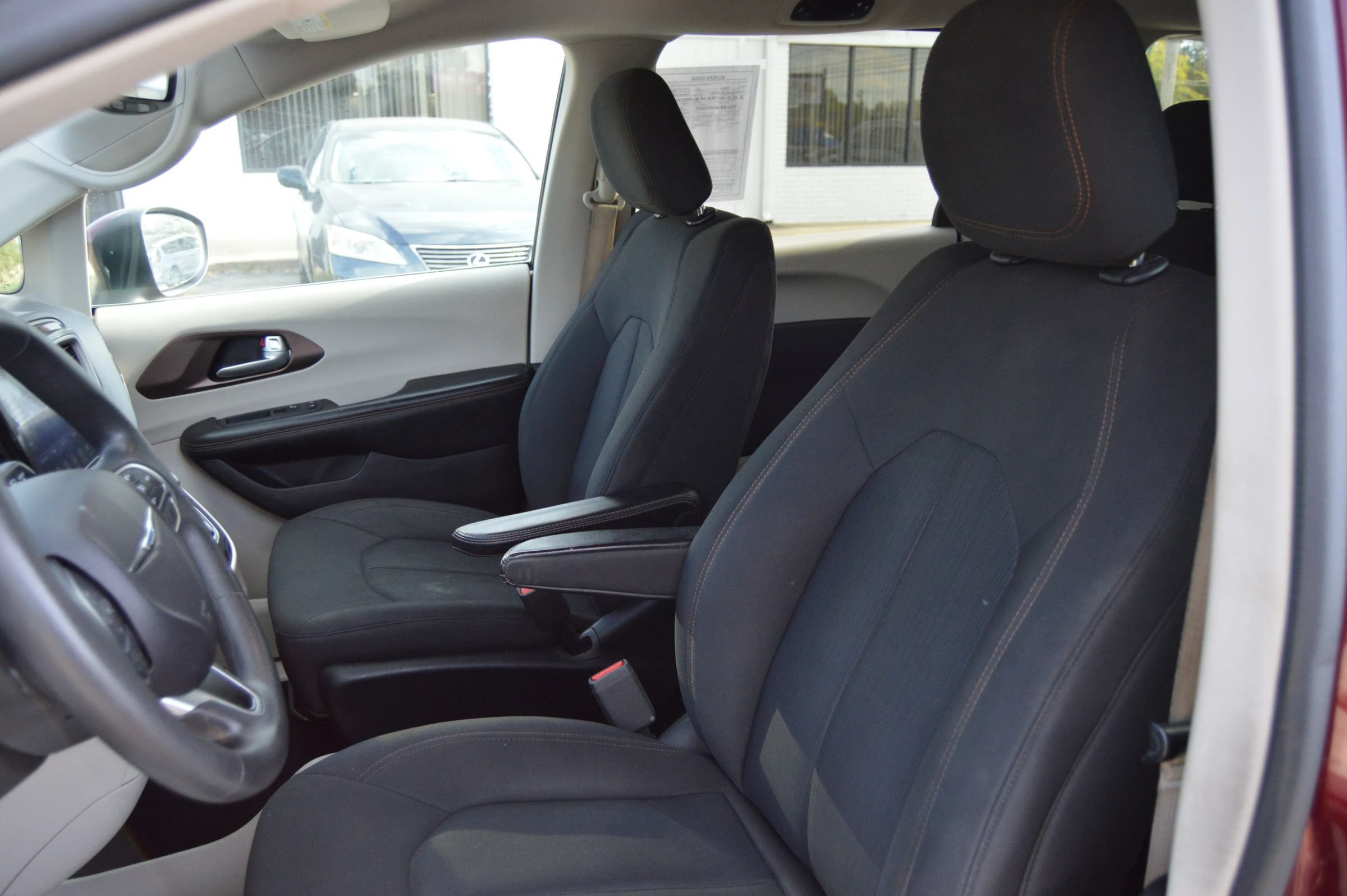 Used 2017 Chrysler Pacifica Touring FWD image 8