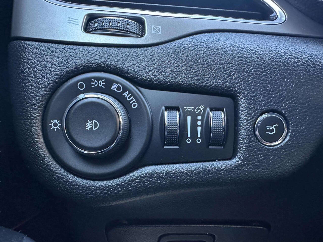 Used 2019 Jeep Cherokee Limited image 16