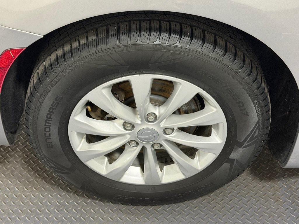 Used 2017 Chrysler Pacifica Touring-L FWD image 19