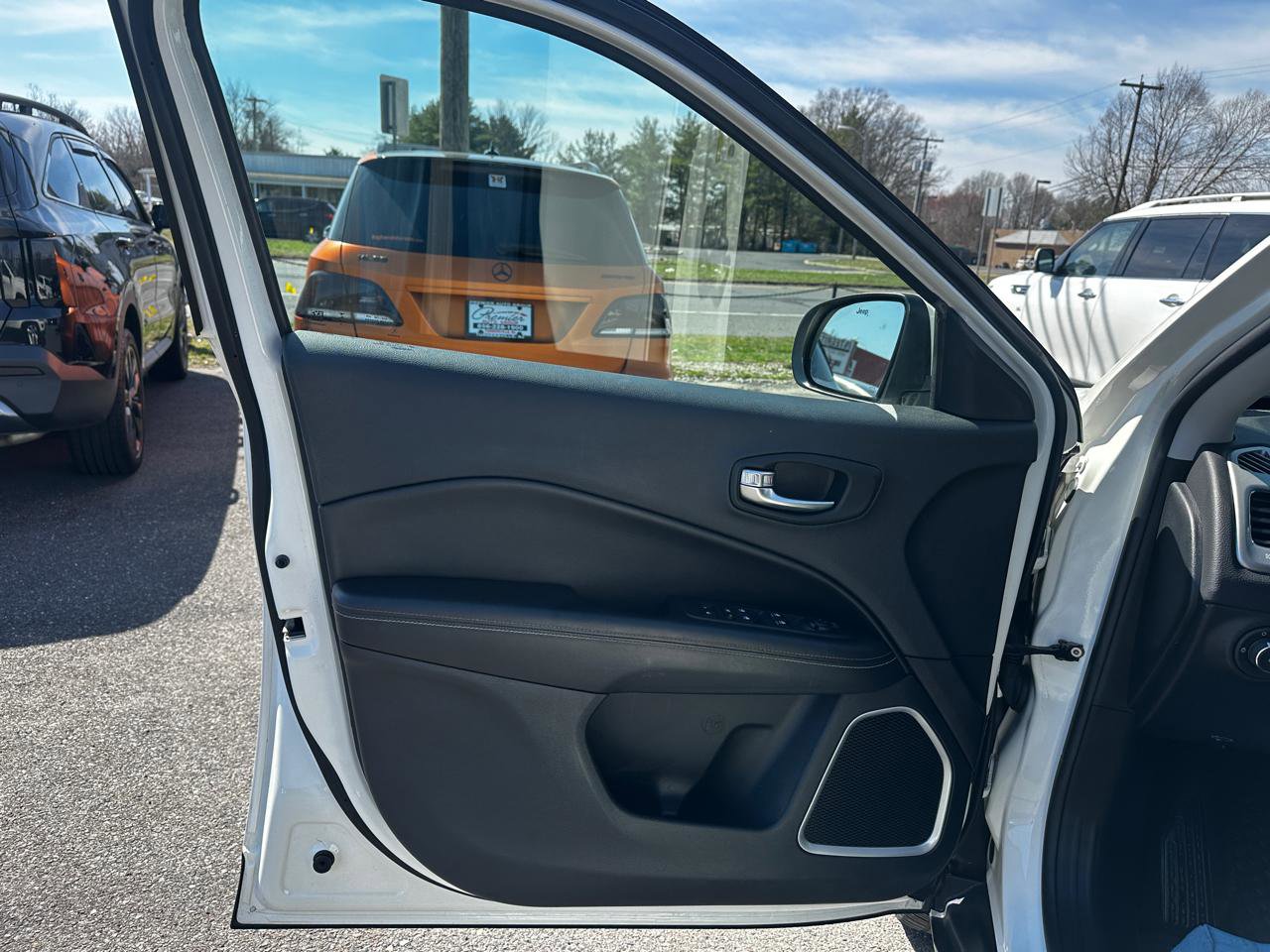 Used 2018 Jeep Compass Latitude w/ Cold Weather Group AWD/4WD image 15