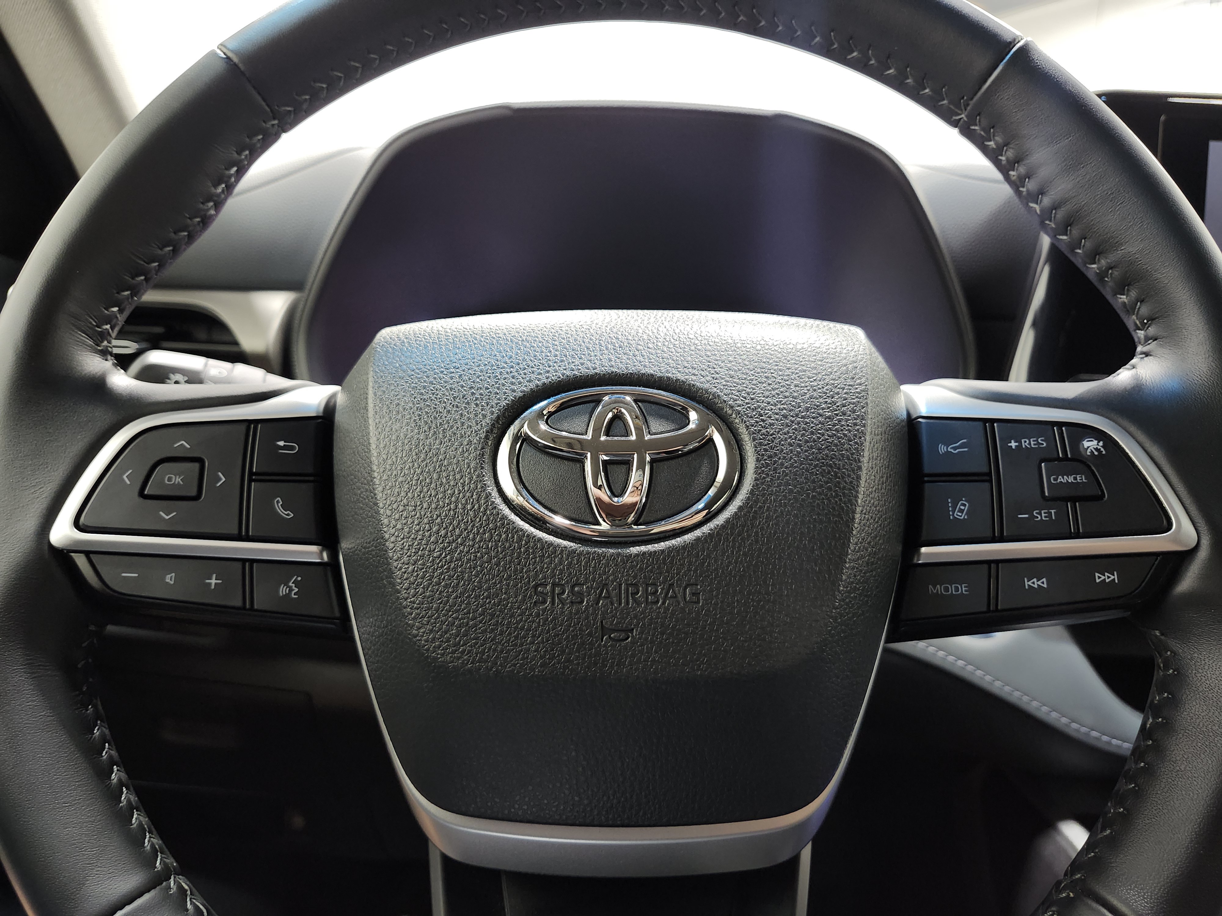 Used 2023 Toyota Highlander LE AWD/4WD image 27