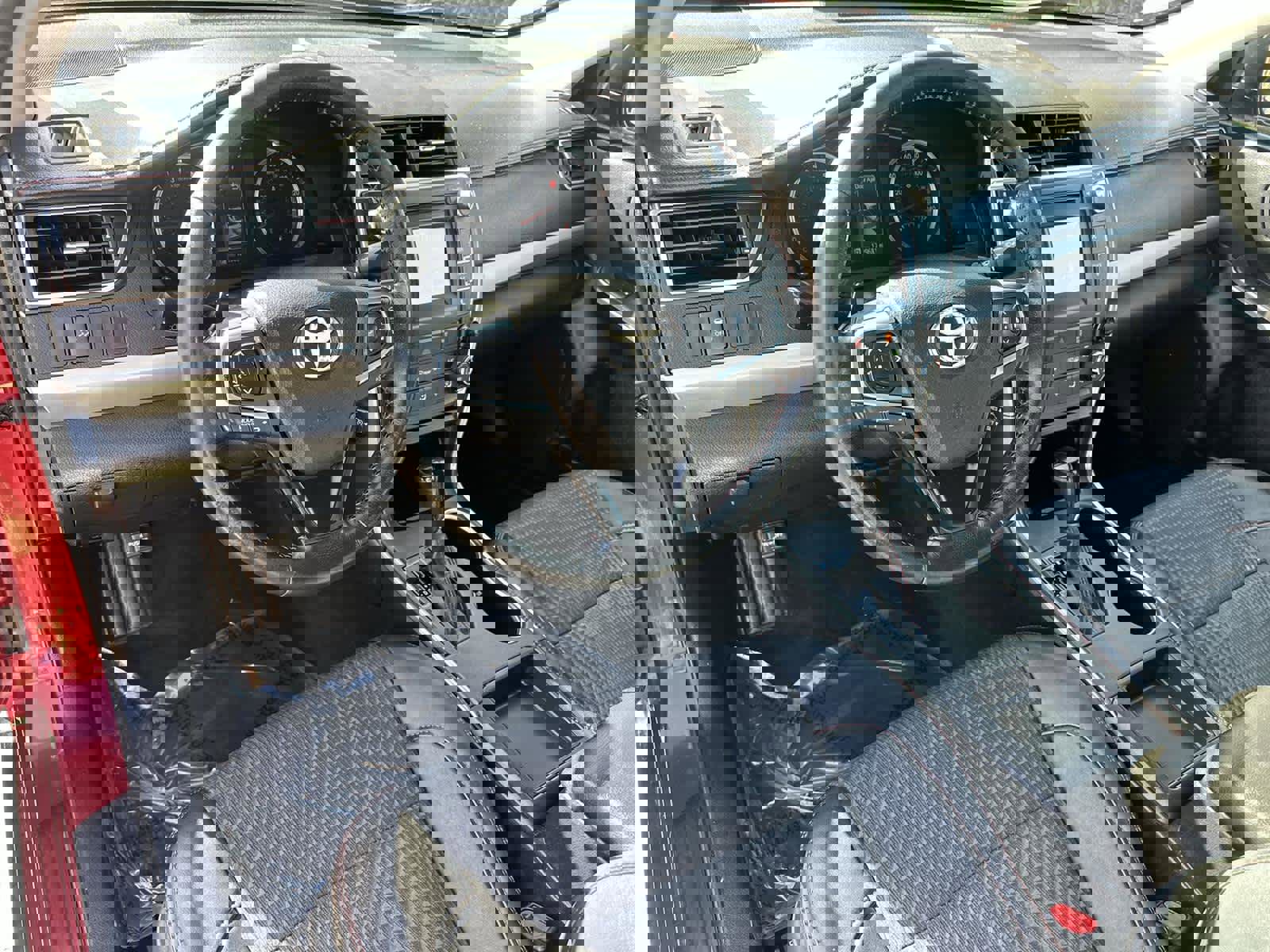 Used 2015 Toyota Camry SE image 2