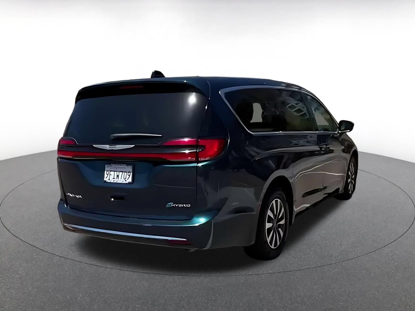 Used 2023 Chrysler Pacifica Touring-L FWD image 13