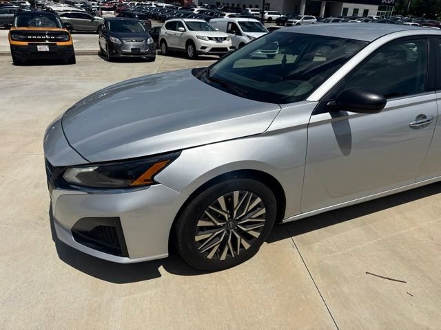 Used 2024 Nissan Altima 2.5 SV FWD image 2