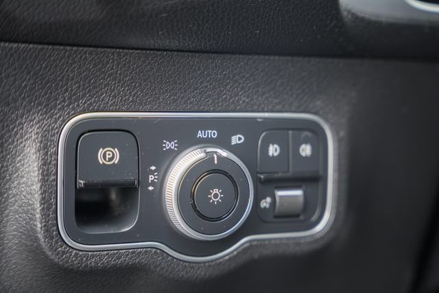 Used 2022 Mercedes-Benz GLB 250 4MATIC image 38