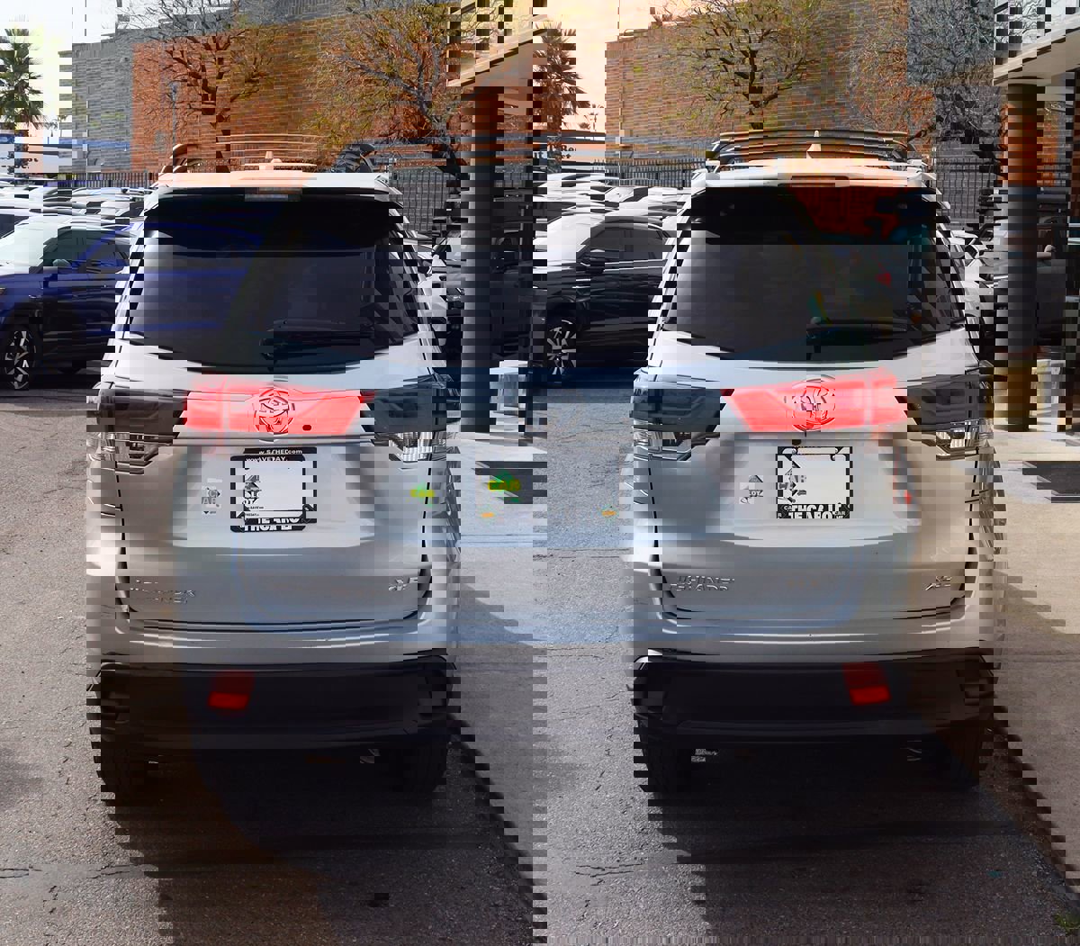 Used 2019 Toyota Highlander XLE image 11