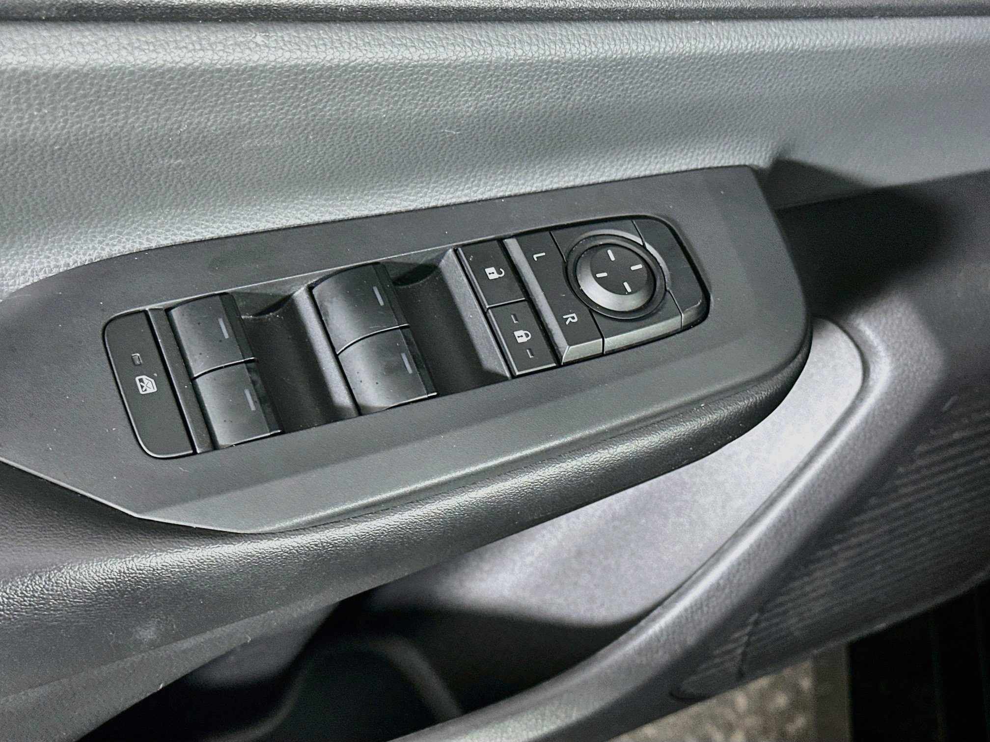 Used 2025 Toyota Prius LE FWD image 15