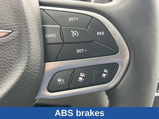 Used 2023 Chrysler Pacifica Touring-L FWD image 37