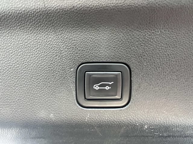 Used 2023 Cadillac Escalade Premium Luxury w/ Performance Package AWD/4WD image 13