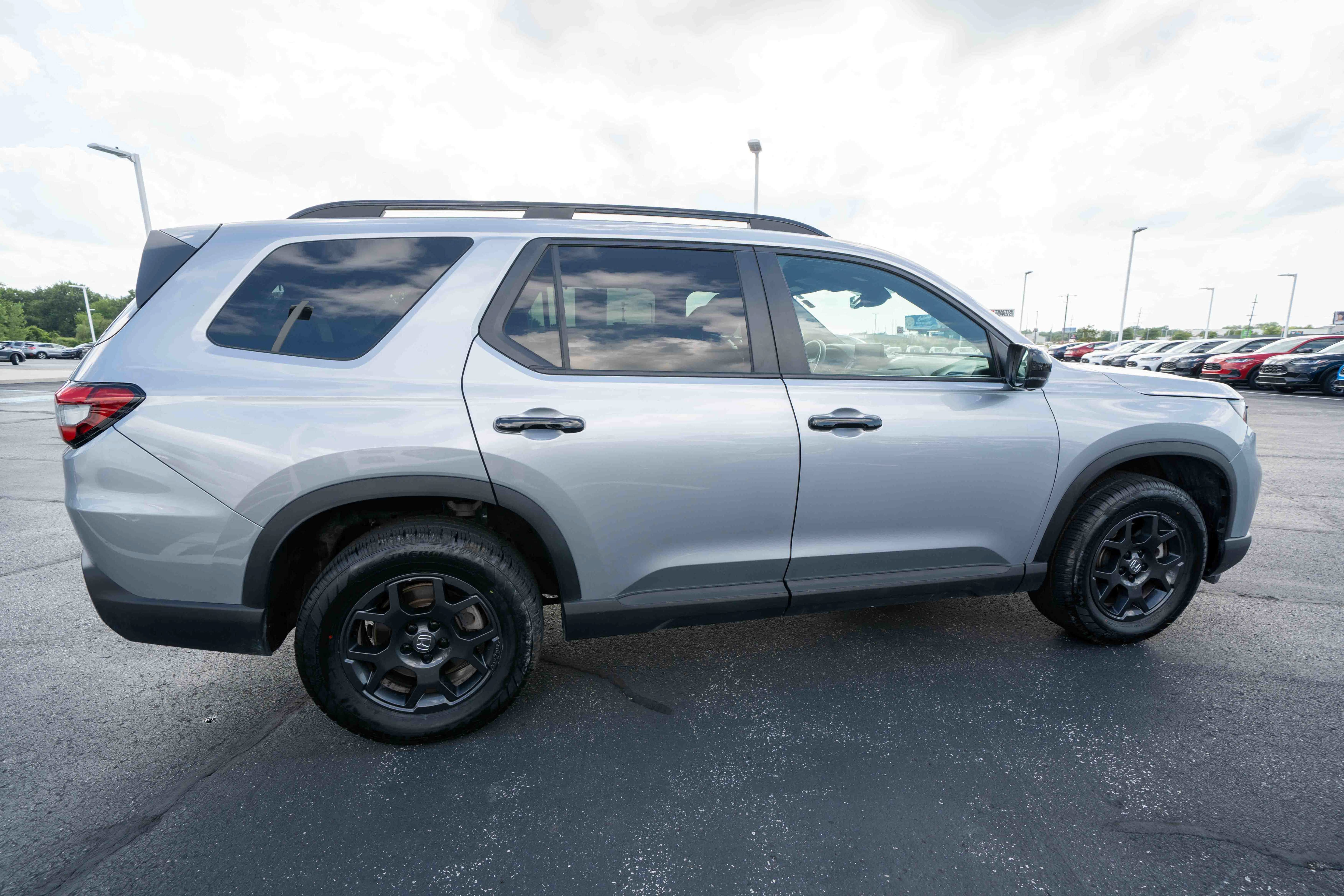 Used 2025 Honda Pilot TrailSport image 6