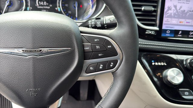 Certified 2024 Chrysler Pacifica Touring-L AWD/4WD image 17