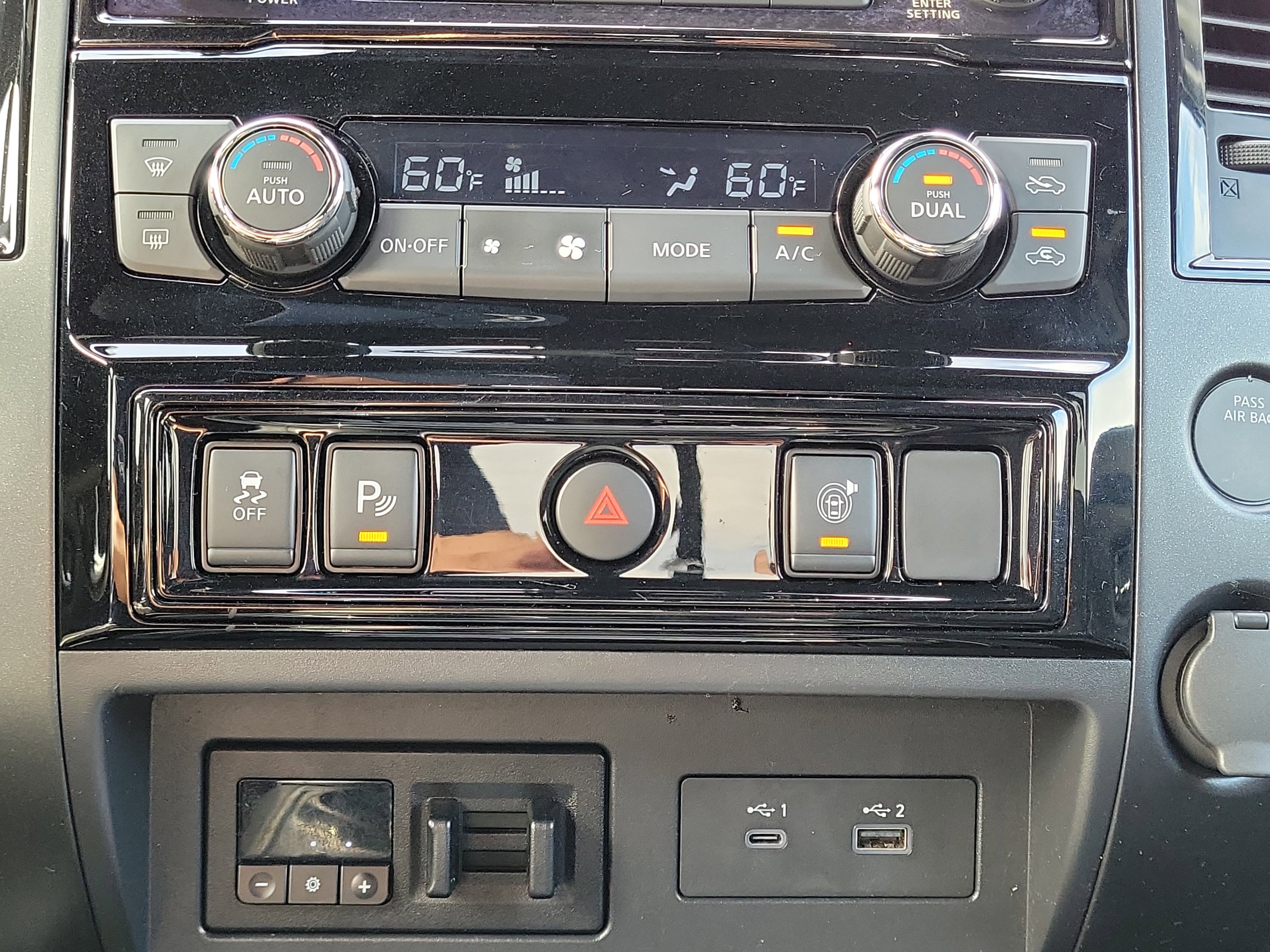 Used 2023 Nissan Titan SV w/ SV Convenience Package image 21