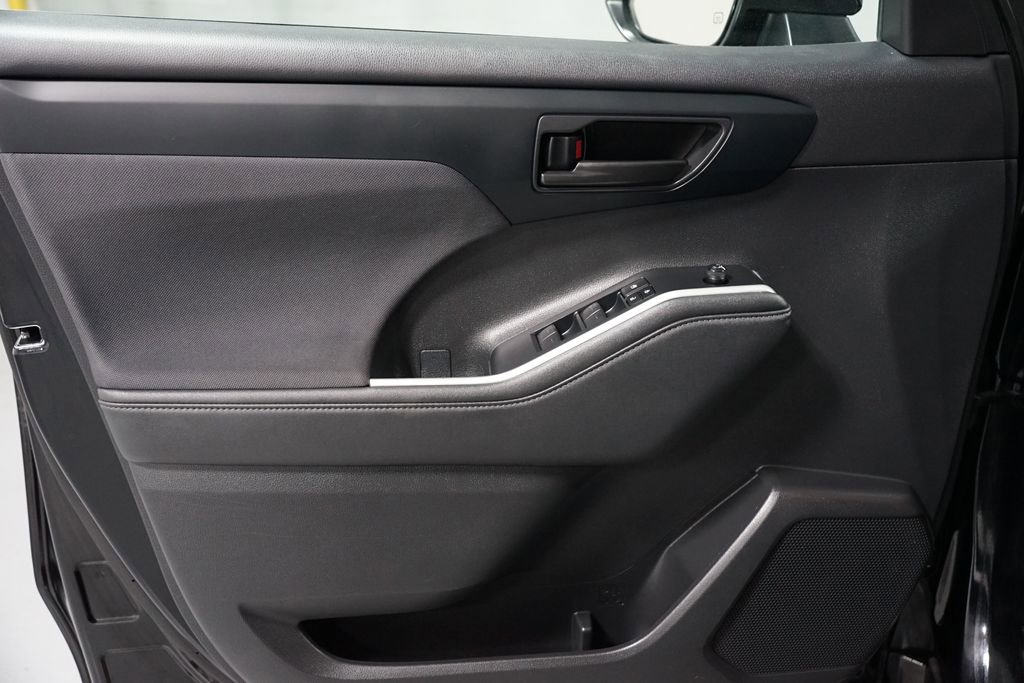 Certified 2024 Toyota Highlander LE image 31