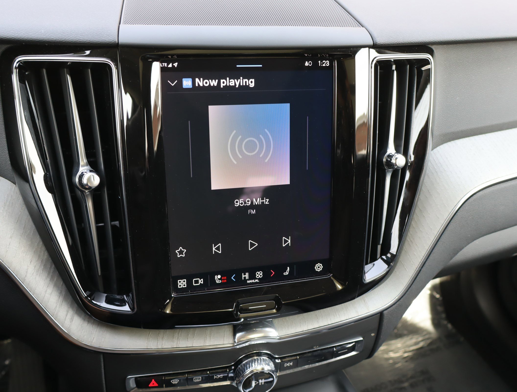 Used 2025 Volvo XC60 B5 Plus image 26