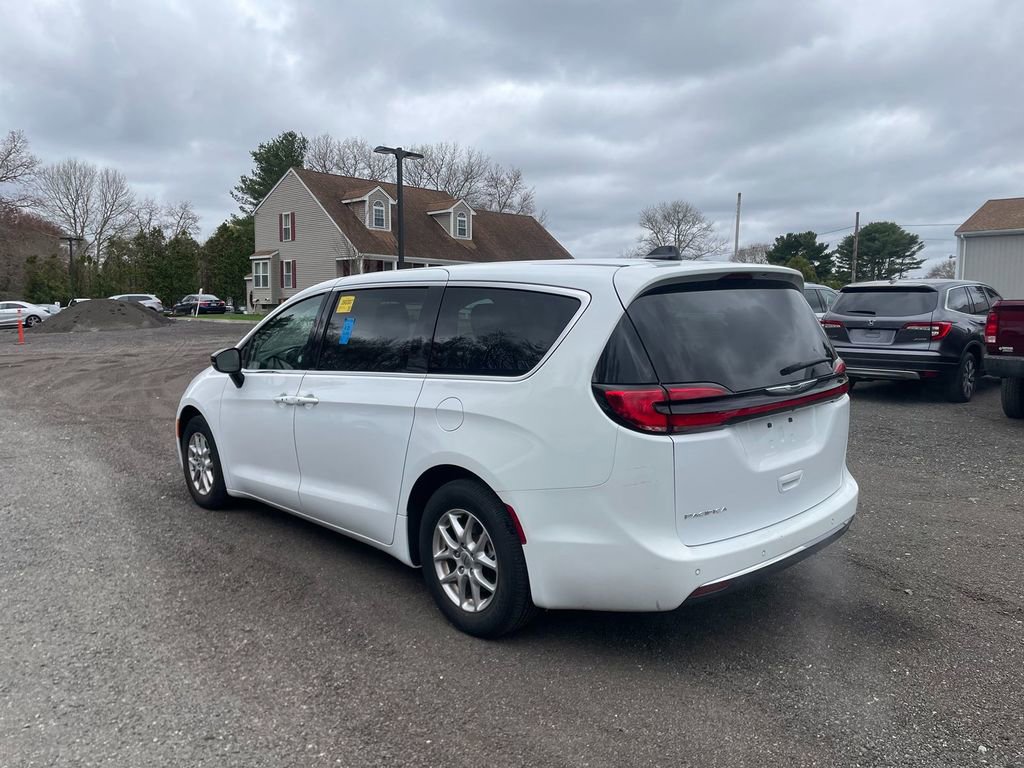 Used 2024 Chrysler Pacifica Touring-L FWD image 8