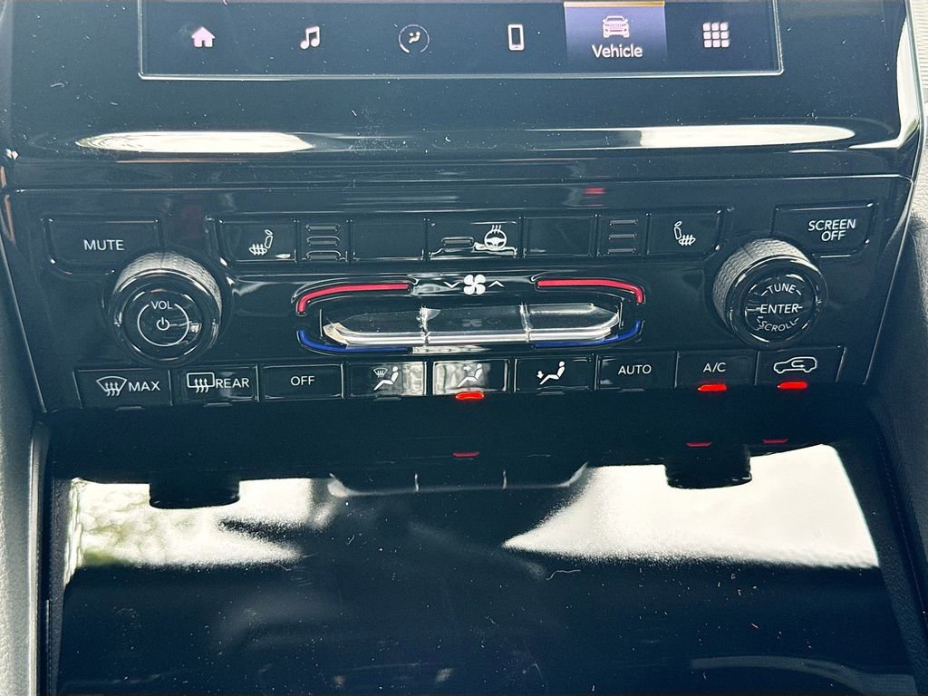 New 2025 Jeep Grand Cherokee Laredo w/ Luxury Tech Group I RWD image 16