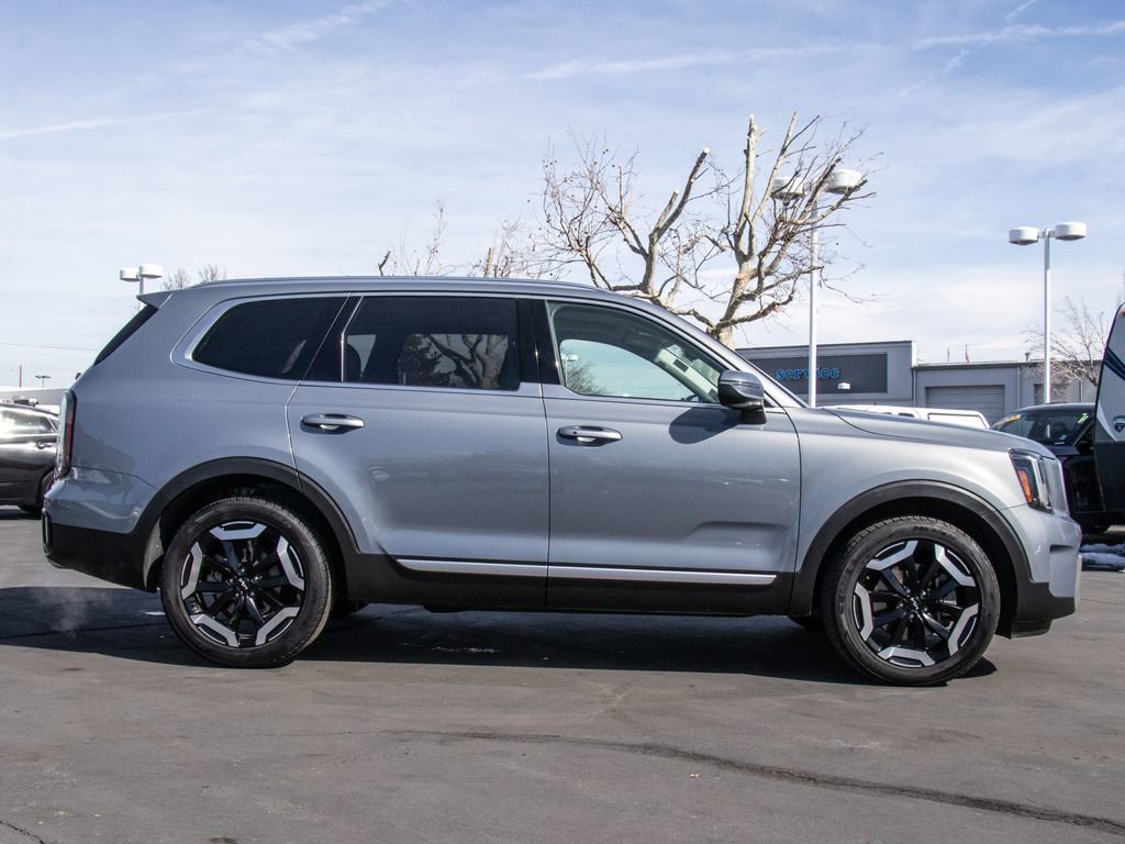 Used 2023 Kia Telluride EX w/ EX Captain's Chair Package image 8