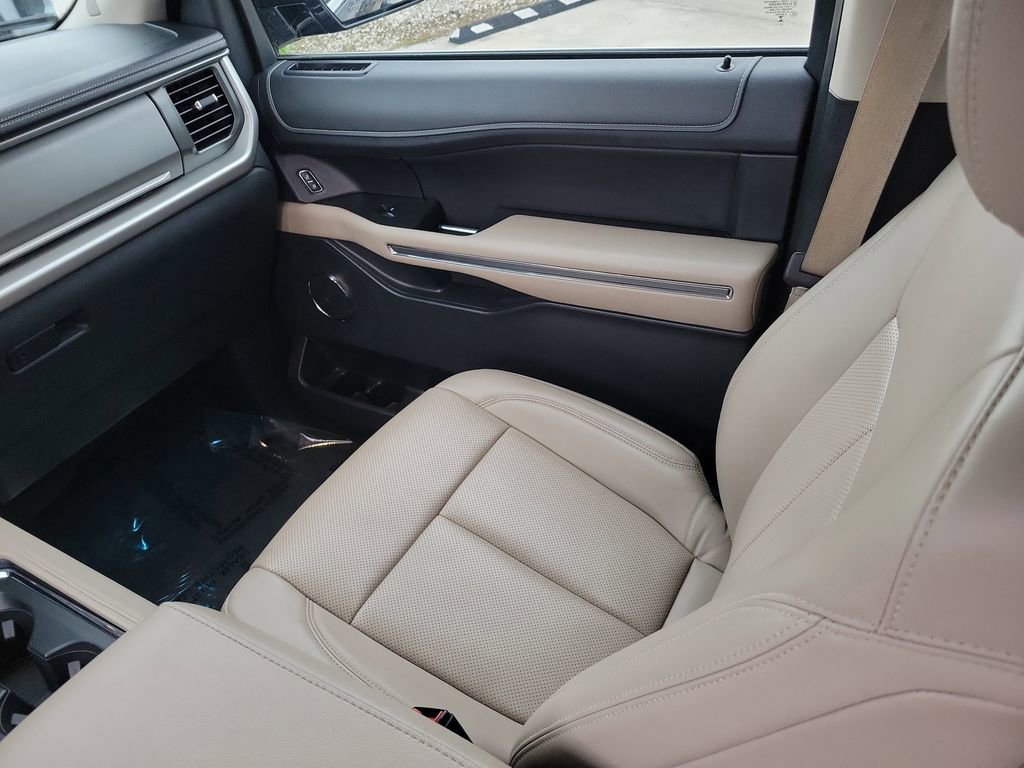 Used 2024 Ford Expedition Max XLT image 19