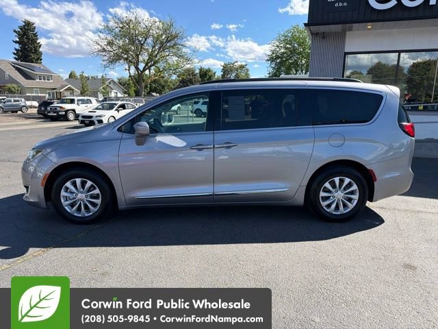 Used 2017 Chrysler Pacifica Touring-L FWD image 8