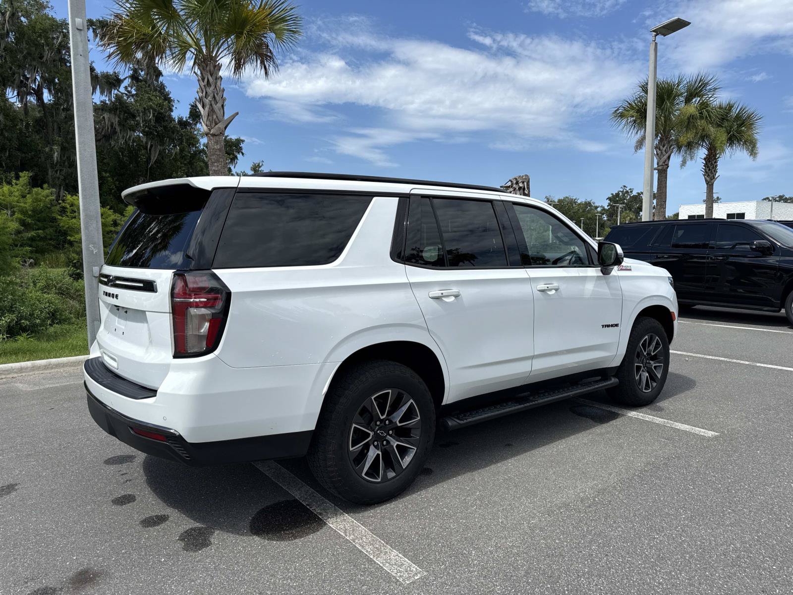 Used 2022 Chevrolet Tahoe Z71 w/ Luxury Package AWD/4WD image 3
