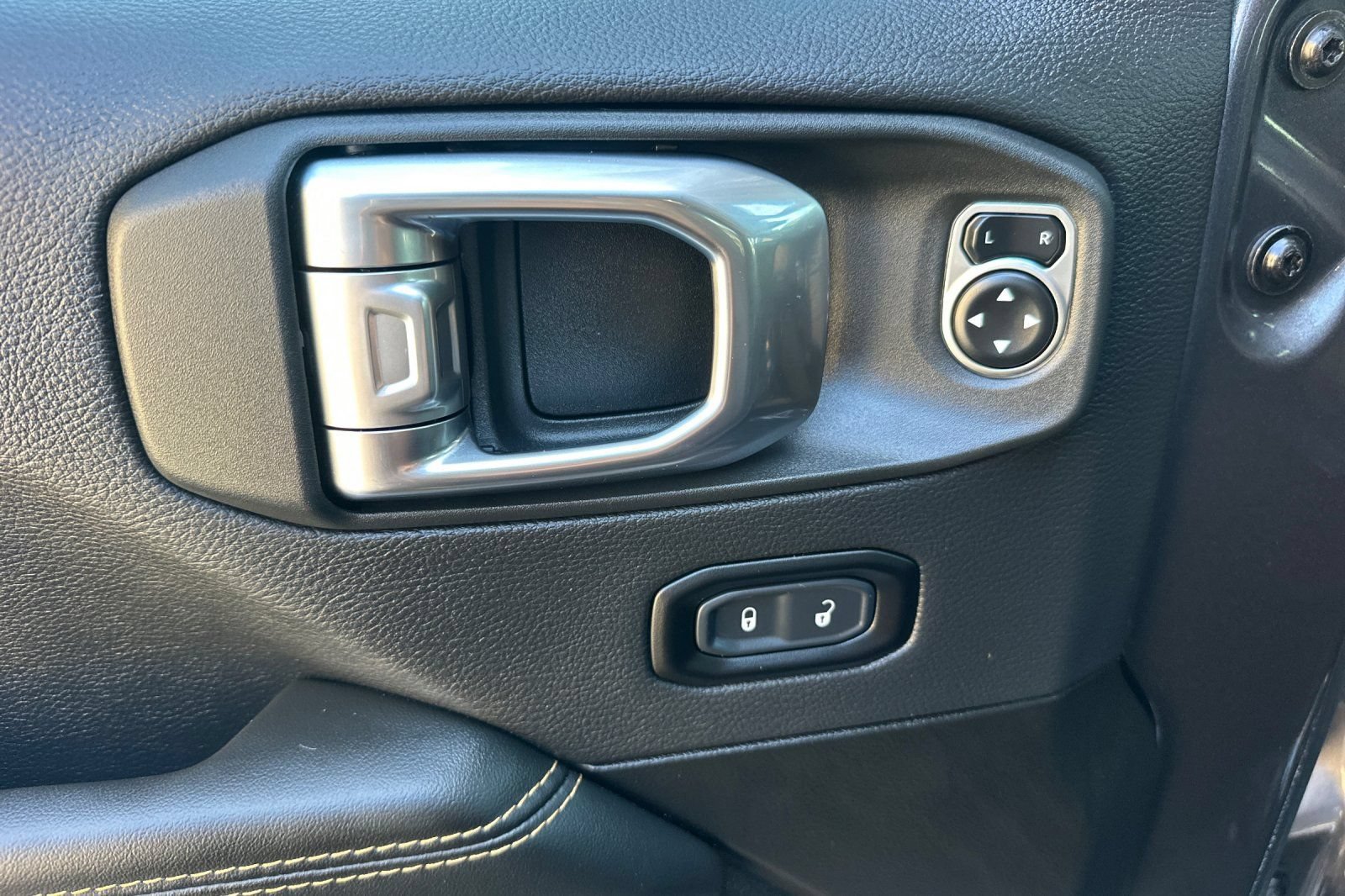 Used 2025 Jeep Gladiator Sport AWD/4WD image 10