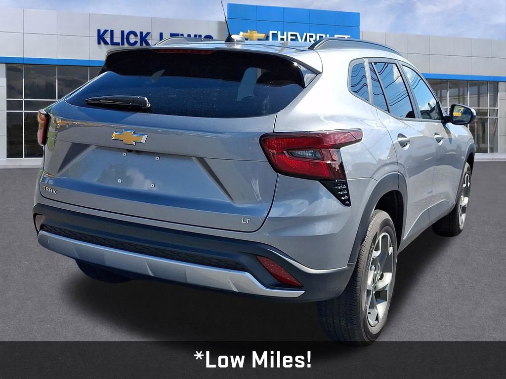 Used 2025 Chevrolet Trax LT w/ LT Convenience Package FWD image 8