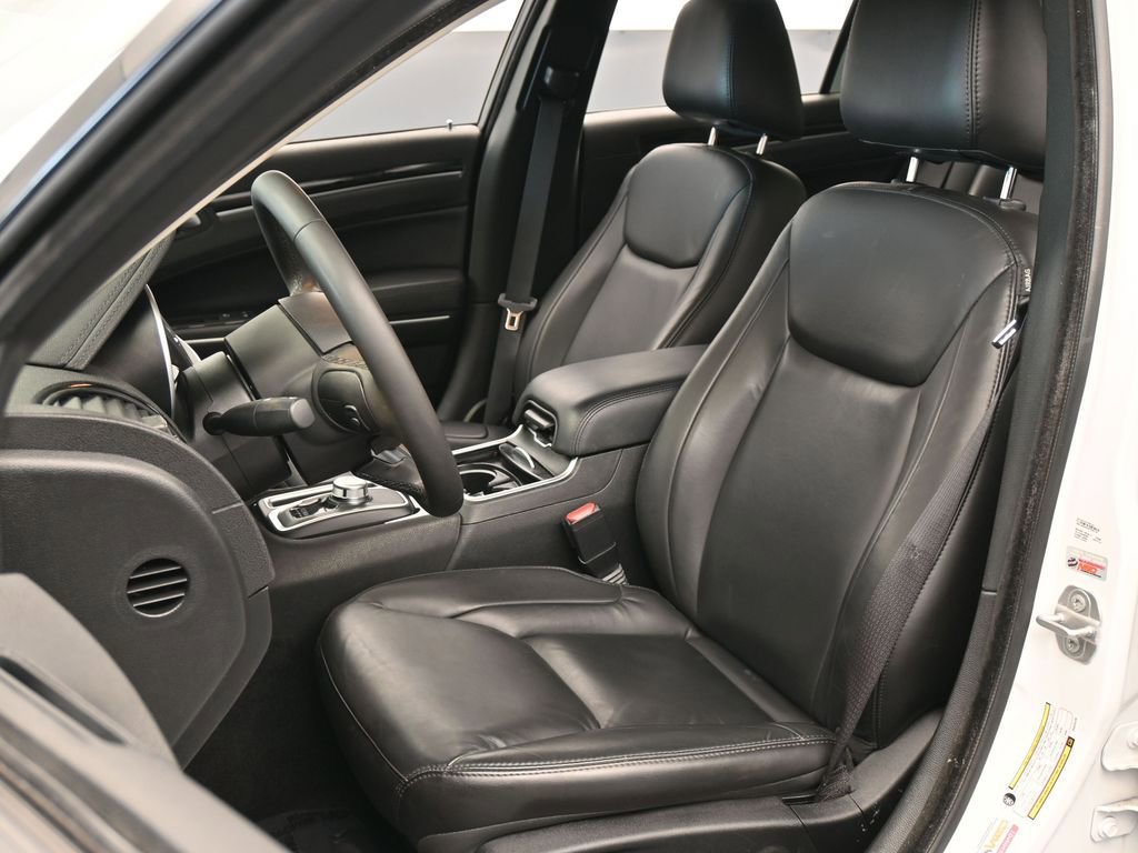 Used 2023 Chrysler 300 Touring L image 10