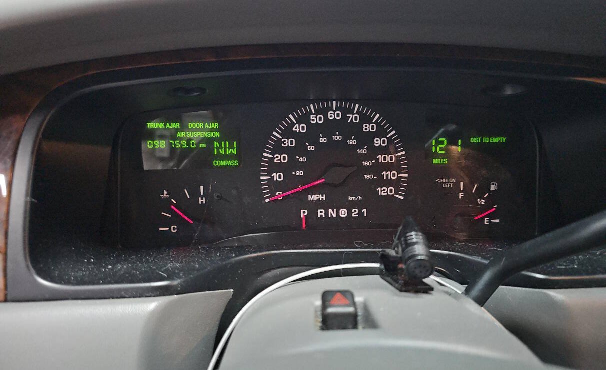 Used 2000 Lincoln Town Car Signature RWD image 14