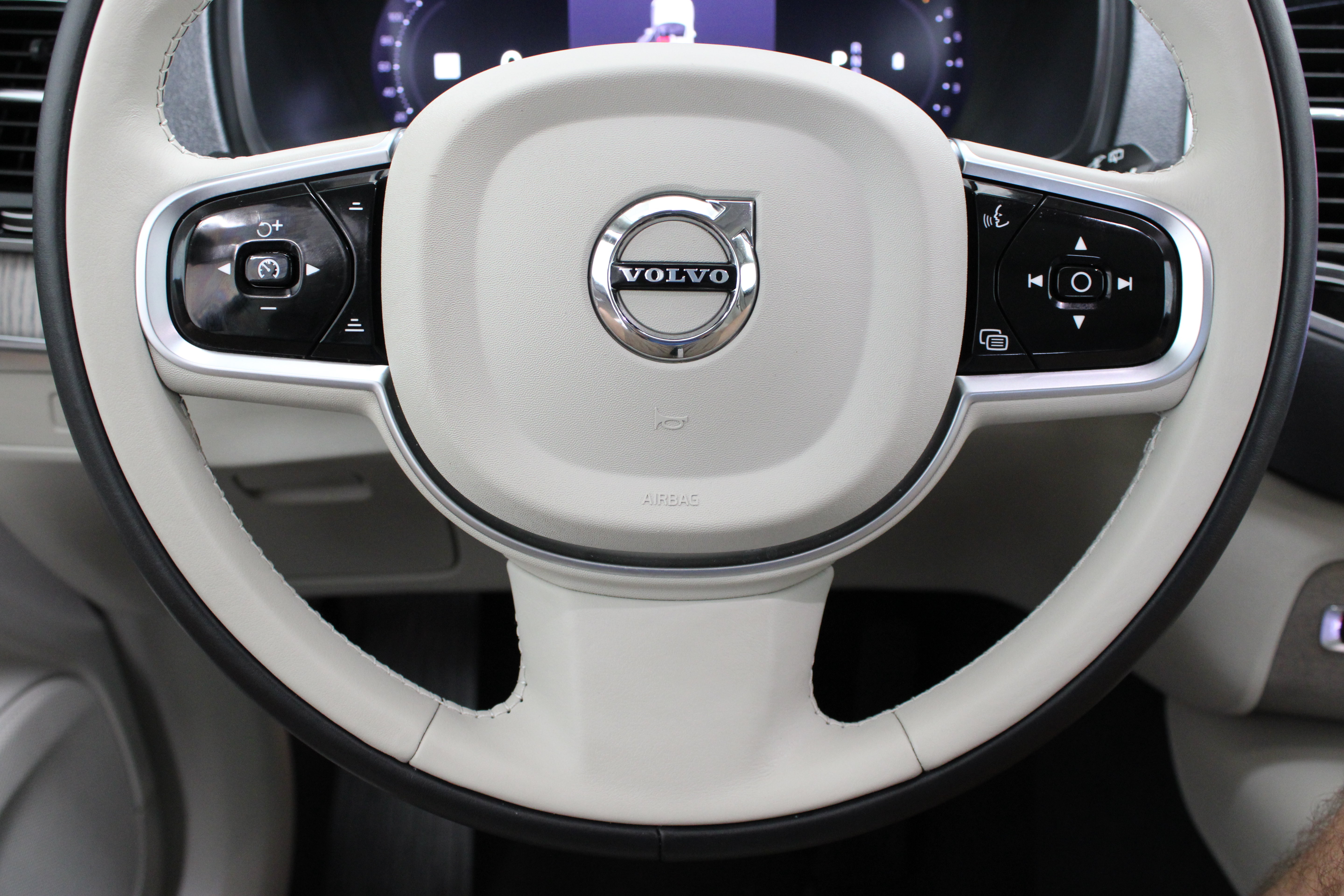 Used 2025 Volvo XC90 B6 Ultra w/ Protection Package Premier AWD/4WD image 24