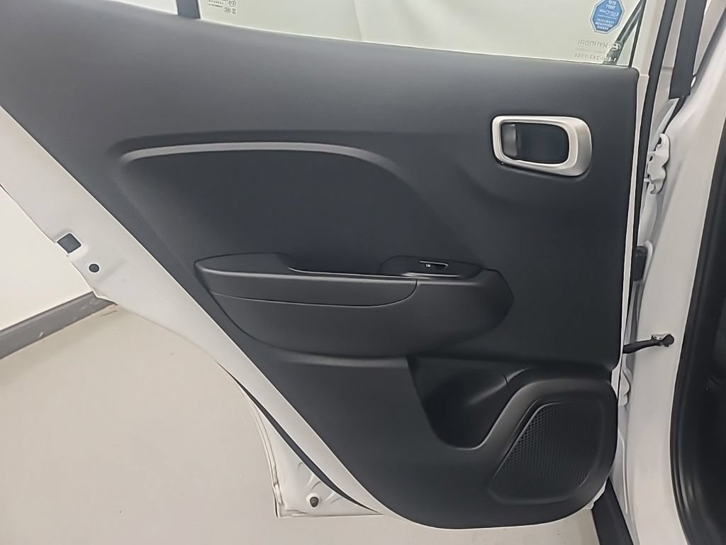 Used 2024 Hyundai Venue SE FWD image 18