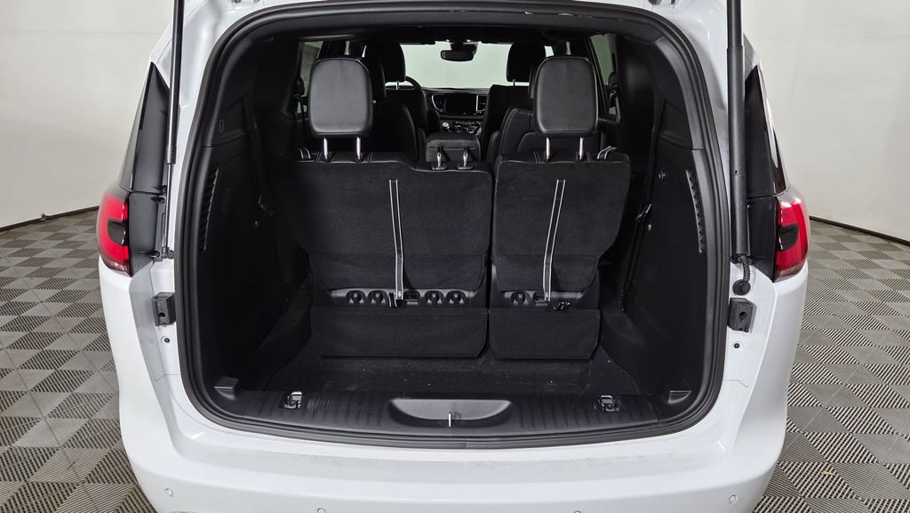 New 2025 Chrysler Pacifica Select w/ Fav Edition Package FWD image 9