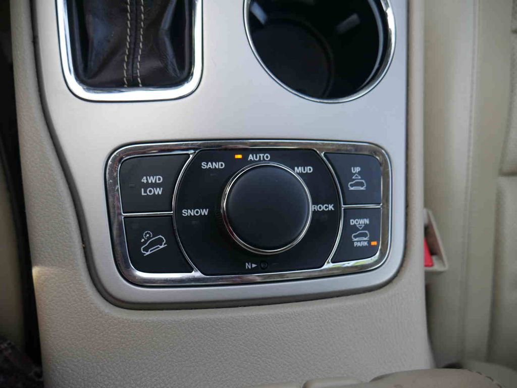 Used 2017 Jeep Grand Cherokee Overland w/ Jeep Active Safety Group image 36