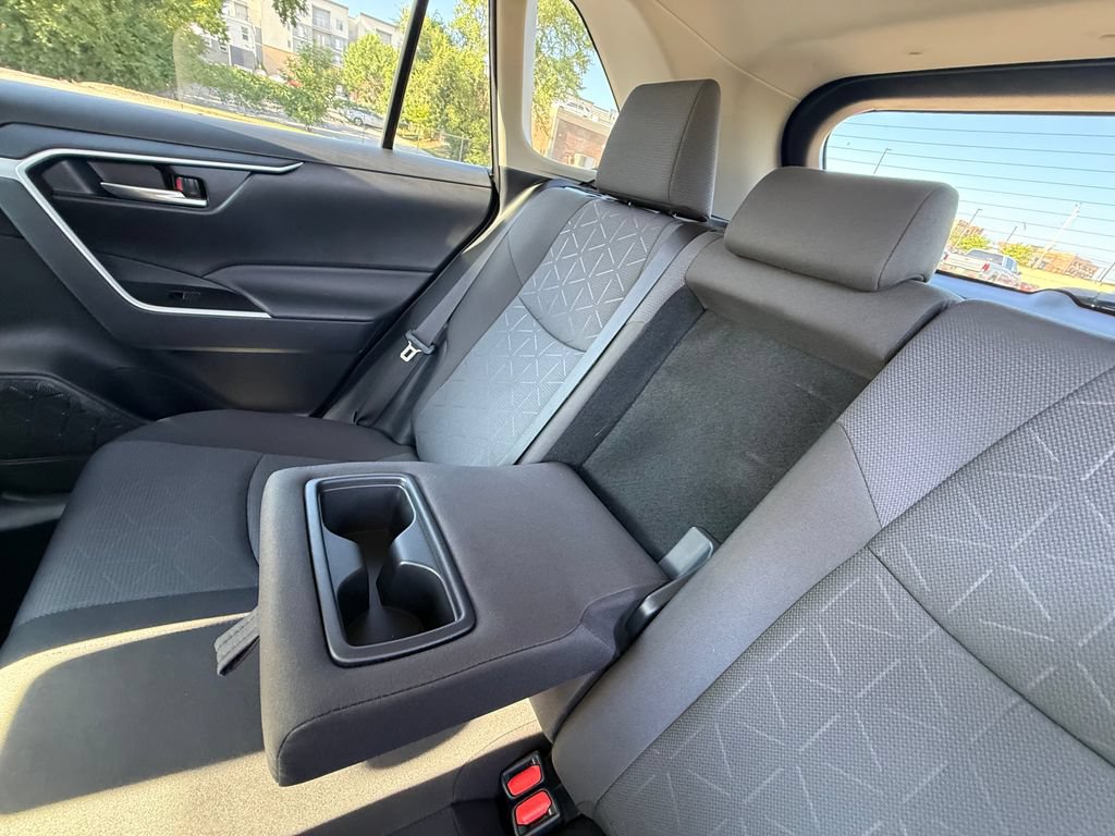 Used 2025 Toyota RAV4 XLE FWD image 30