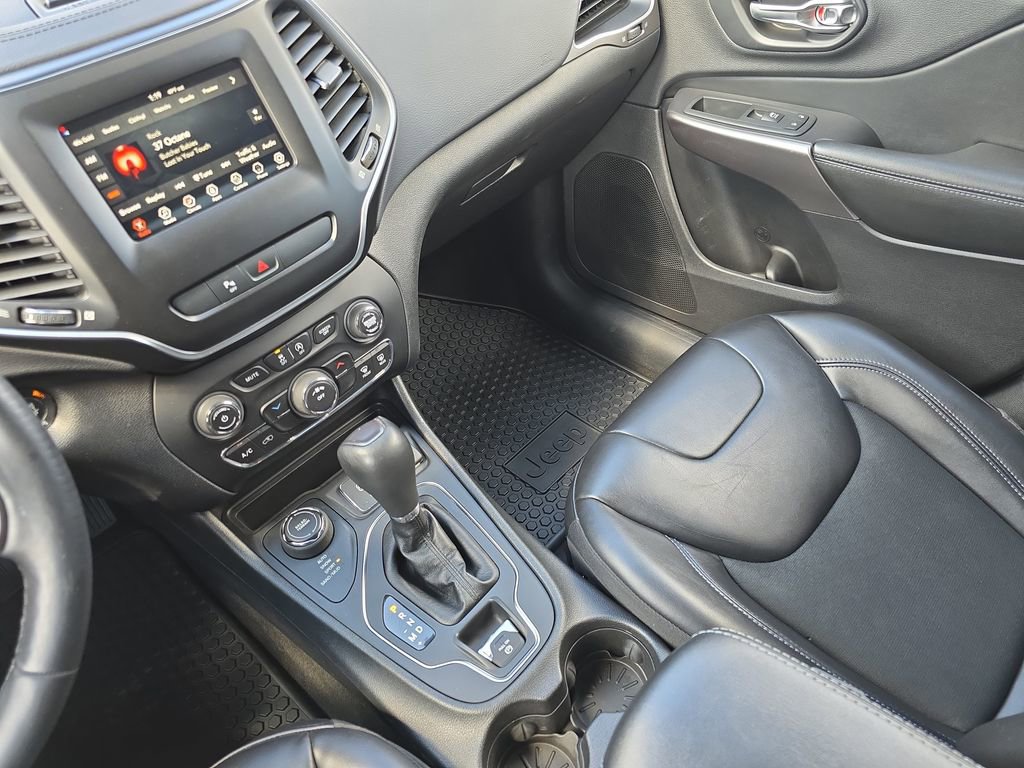 Used 2020 Jeep Cherokee Latitude Plus w/ Cold Weather Group AWD/4WD image 23