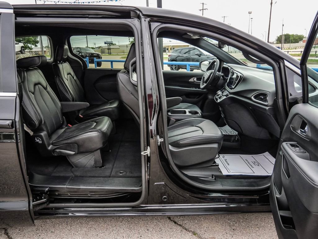Used 2025 Chrysler Pacifica Select FWD image 14