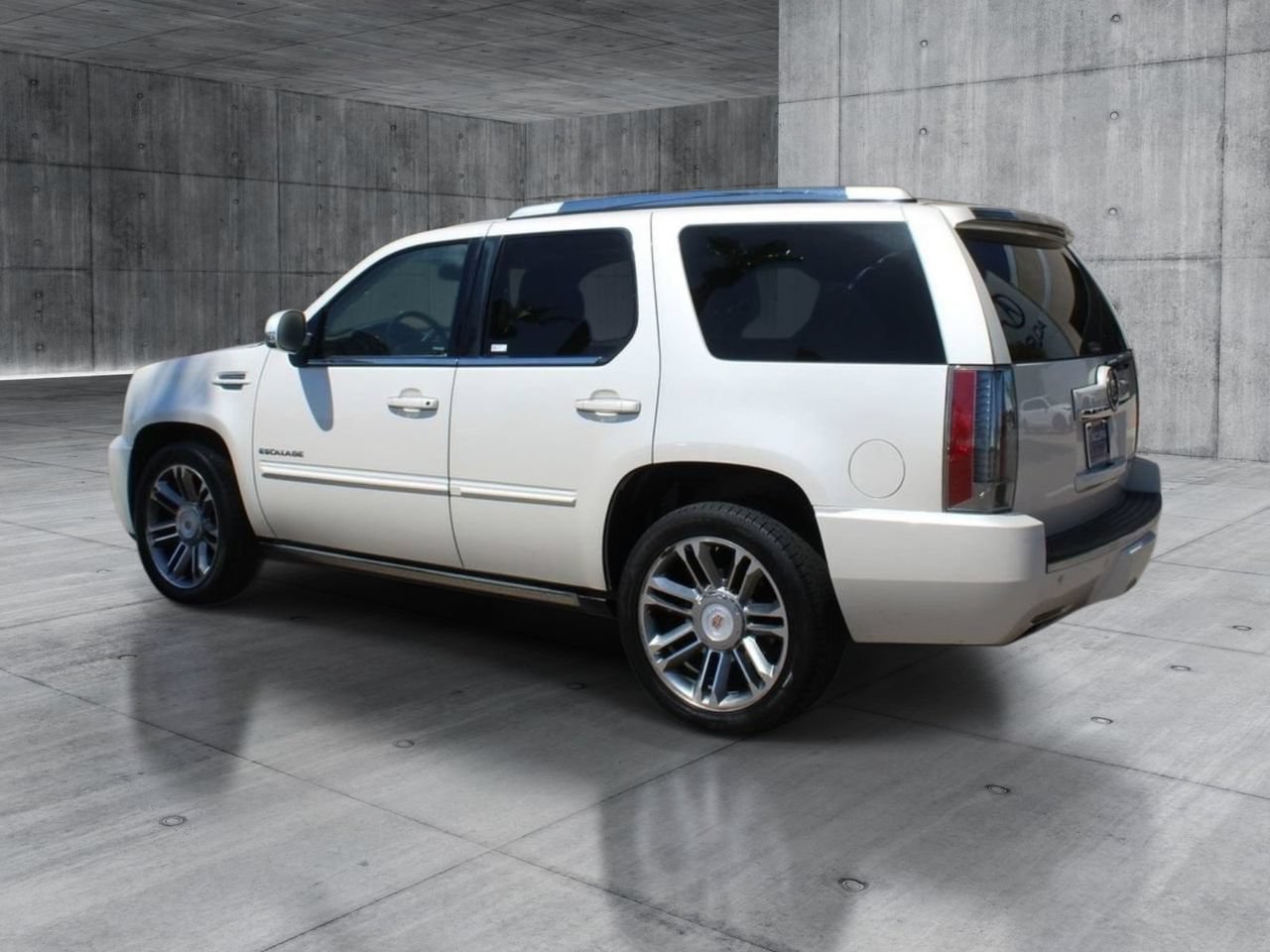 Used 2013 Cadillac Escalade Premium AWD/4WD image 3