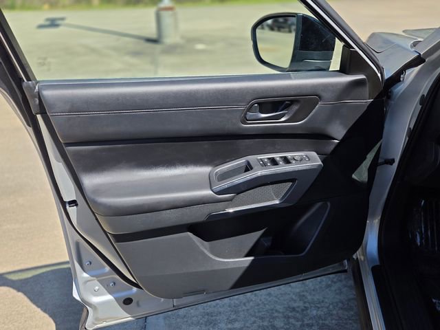 Used 2024 Nissan Pathfinder S image 23