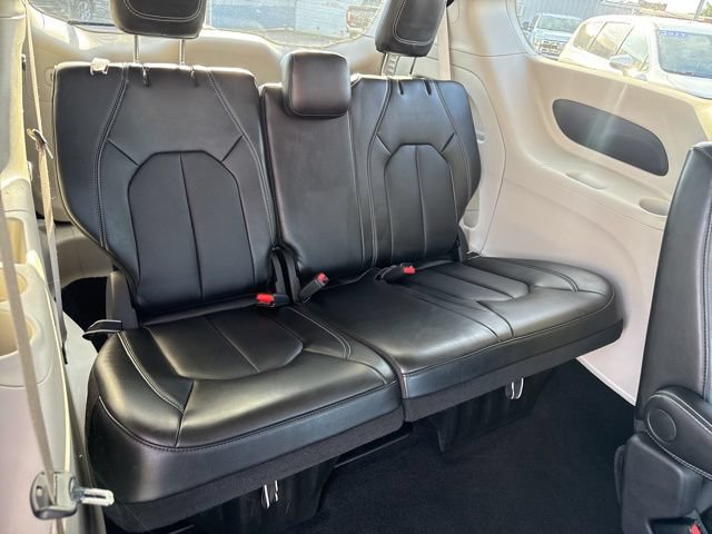 Used 2024 Chrysler Pacifica Touring-L FWD image 40