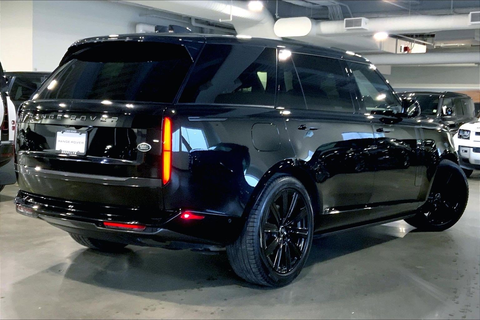 Used 2023 Land Rover Range Rover Long Wheelbase SE image 12