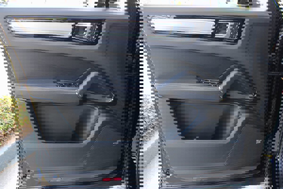 Used 2023 Porsche Cayenne Platinum Edition image 44