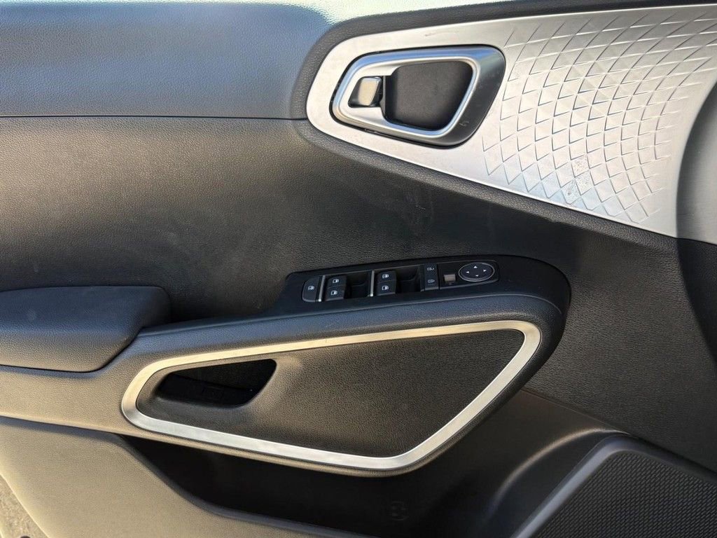 Used 2025 Kia Soul LX FWD image 23